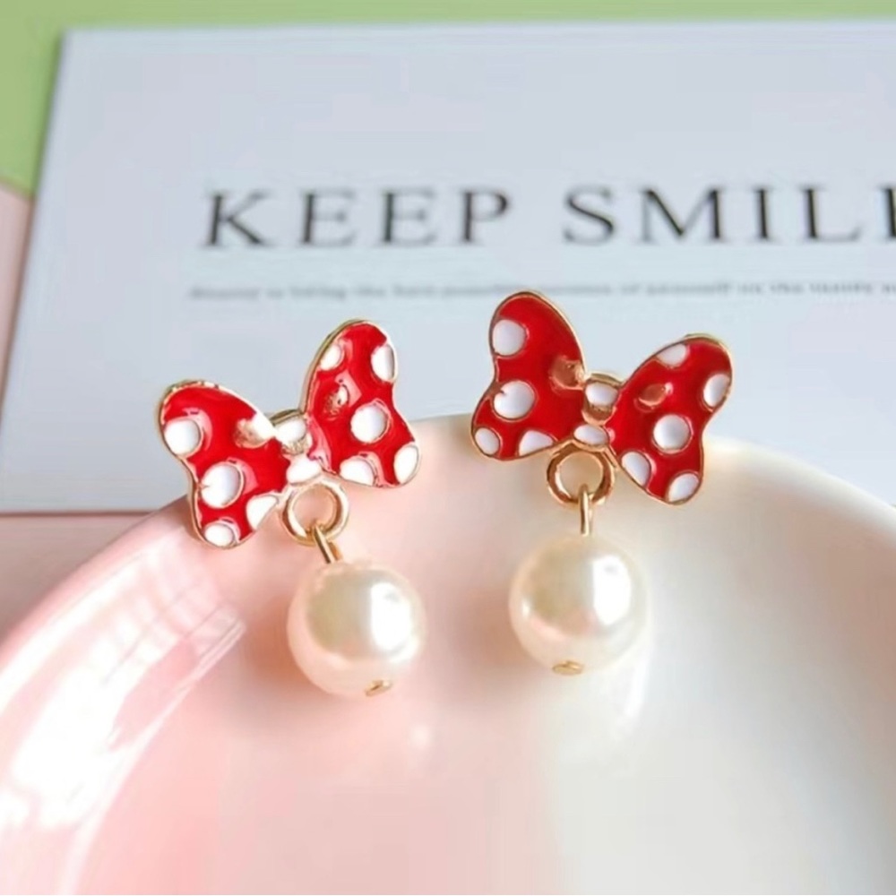 Minnie Mouse Pearl Dangling Earrings